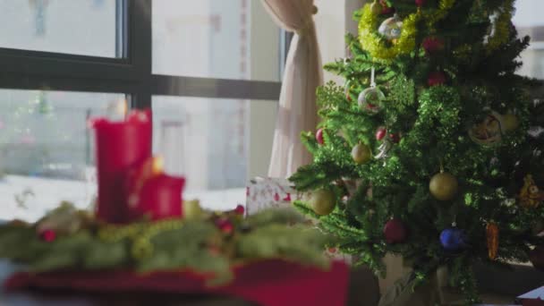 Trois bougies de l'Avent brûlantes et arbre de Noël — Video