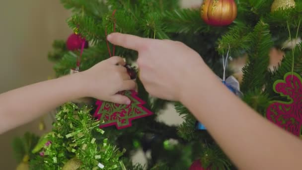 Madre e hijo decoran el árbol de Navidad juntos en casa — Vídeos de Stock