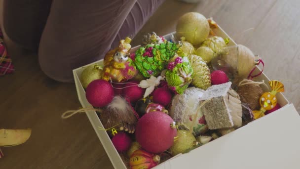 Большая коробка с рождественскими украшениями — стоковое видео