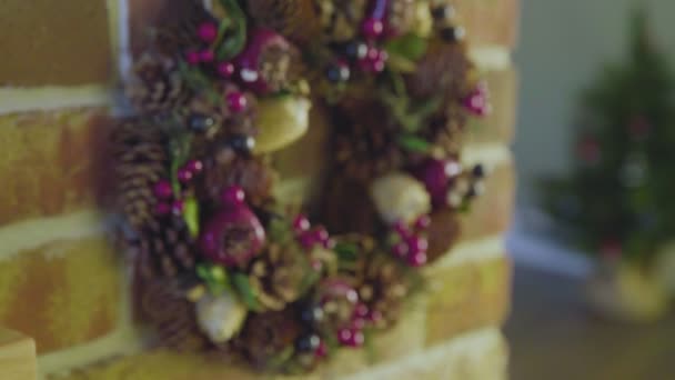 Рождественский венок висит на кирпичной стене — стоковое видео