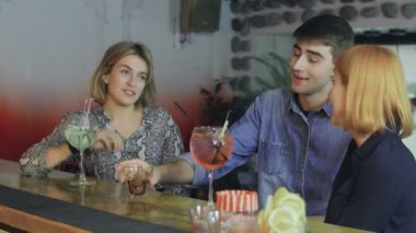 Akşam İçkileri İçin Kokteyl Barı 'nda Arkadaşlar Toplantısı