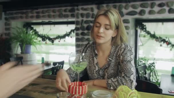 Singola seducente bionda femminile seduta al bancone del bar mentre il barista dà cocktail preparato . — Video Stock