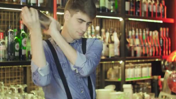 Barman sacudiendo cóctel en un club nocturno — Vídeo de stock