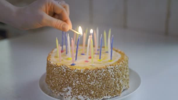 Encender las velas en el pastel de cumpleaños — Vídeo de stock