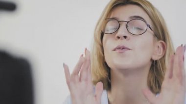 Video blogcusu kız kamerayı açar ve konuşmaya başlar.