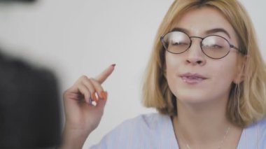 Komik kadın blogcu video kaydediyor.