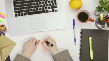 Erkeğin annesini arayıp notlar yapıştırması.