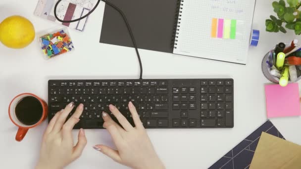 女人用的是键盘，而不是倒咖啡在键盘上 — 图库视频影像