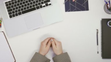 İş kadını defterine nakit para koyuyor ama başka bir iş adamı para almıyor.