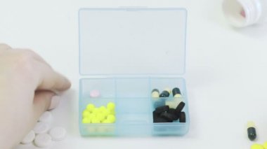 Kadın tabletleri mavi tablet Corona 'da sınıflandırıyor. Covid 19