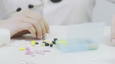 Doktor kapsülleri ve hapları bir kutuya koydu Corona. Covid 19