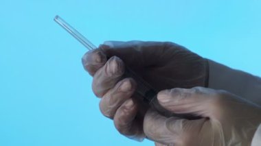 Ellerinde şırınga tutan ve Corona 'ya iğne yapan lateks eldivenli doktor. Covid 19