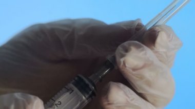 Ellerinde şırınga tutan ve Corona 'ya iğne yapan lateks eldivenli doktor. Covid 19