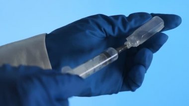 Şırınga plastik bir Corona 'dan biraz tıbbi sıvı emer. Covid 19