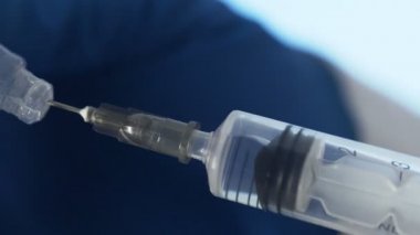 Yavaş çekimde şırınga plastik bir Corona 'dan tıbbi sıvı emer. Covid 19