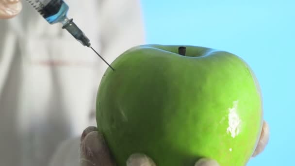 Geneticamente Modificado Fruit Scientist Experimentando Injectar Corona. Covid-19 — Vídeo de Stock