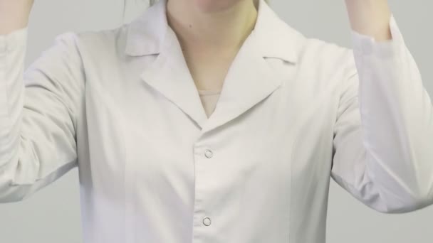Kobieta-lekarz zakładająca stetoskop. Korona. Kowid-19 — Wideo stockowe