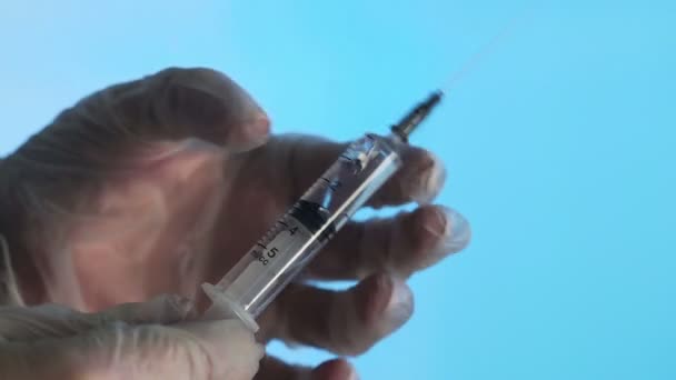 Seringue frappante avec le doigt pour se débarrasser des bulles d'air et saupoudrer les médicaments Corona. Covid-19 