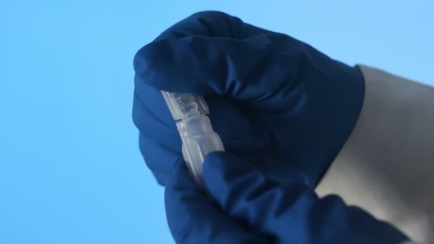 医生用注射器打开一个塑料一次性小瓶.科罗纳Covid-19 — 图库视频影像