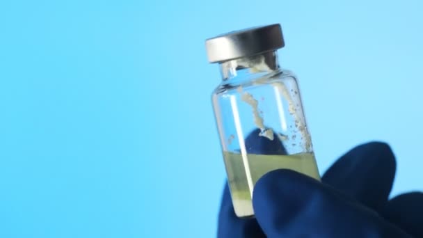 Close up mixing of medicine in ampoule. Corona. Covid-19 — Stock Video