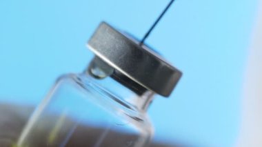 Şırınga şırıngası, cam çıkıntısı Corona 'yı deliyor. Covid 19