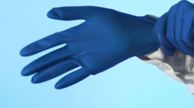 Lateks mavi eldiven giyen bir tıp doktoru. Corona. Covid 19