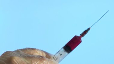 Şırıngadan kan geliyor. Corona. Covid 19