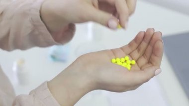 Hapı suyla yutan kadın. Arka plandaki masaüstü Corona. Covid 19