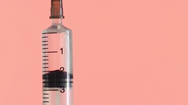 Закриття Syringe Needle Squeezing на рожевому фоні. Макро Корона. Коїд-19 — стокове відео