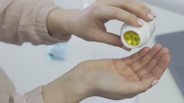 Frau nimmt Tabletten Vitamine oder Medikamententabletten aus Tablettenflasche Corona und zeigt sie. Covid-19 — Stockvideo