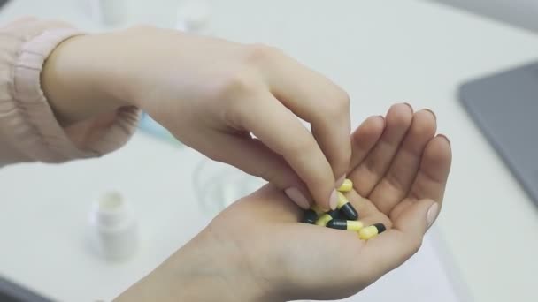 Vrouw neemt pillen vitaminen of drugs tabletten Corona. Covid-19 — Stockvideo