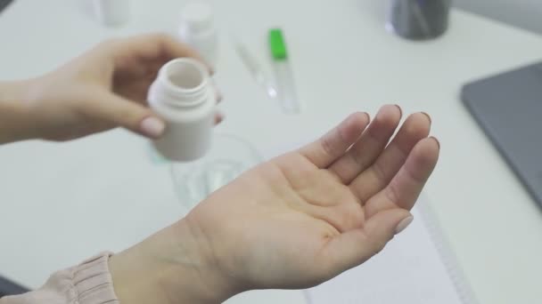 Vrouw neemt en toont pillen vitaminen of drugs tabletten in de hand van de pil fles Corona. Covid-19 — Stockvideo