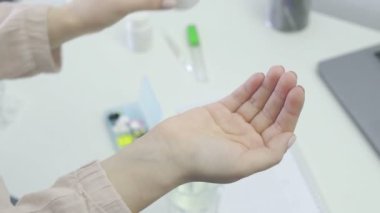 Kadın şişeden sarı hapları döker, bir tane al ve su iç Corona. Covid 19