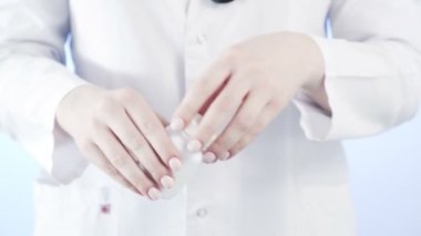 Doktor, mavi arka plandaki Corona 'nın üzerine sarı hapları döker. Covid 19