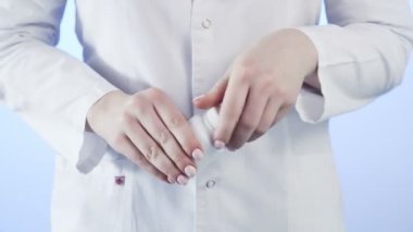 Doktor mavi arka plandaki Corona 'nın üzerine hapları döker. Covid 19