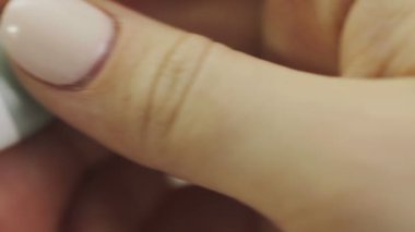 Kadınların elindeki tıbbi dijital termometrenin kaydırak görüntüsü 36.6 Corona. Covid 19