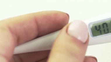 Kadınların elindeki medikal dijital termometrenin kaydırak görüntüsü 40.3 Corona. Covid 19