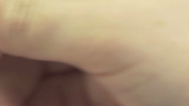 Kadınların elindeki medikal dijital termometrenin kaydırak görüntüsü 40.3 Corona. Covid 19