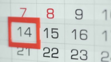 Ofisteki kadınlar duvar takvimindeki tarihi değiştirirler. Değişiklikler 14 'e 15