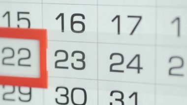 Ofisteki kadınlar duvar takvimindeki tarihi değiştirirler. 22 'den 23' e değiştir