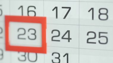 Ofisteki kadınlar duvar takvimindeki tarihi değiştirirler. Değişiklikler 23 'e 24