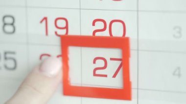 Ofisteki kadınlar duvar takvimindeki tarihi değiştirirler. 26 'dan 27' ye değiştir