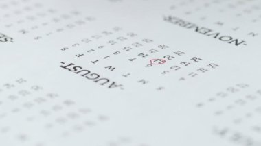 Kadın el çemberi. Ağustosun 13. günü. Kağıt takvimde..