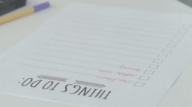 Not defterinde yapılacak işler listesini dolduran öğrenci