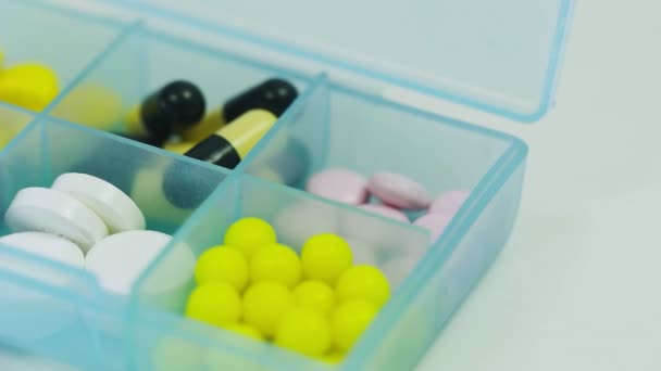 Muchas píldoras diferentes en un recipiente para tabletas Corona. Covid-19 — Vídeos de Stock