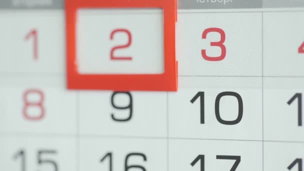 Kobiety w biurze zmieniają datę w kalendarzu ściennym. Zmiany od 2 do 3 — Wideo stockowe