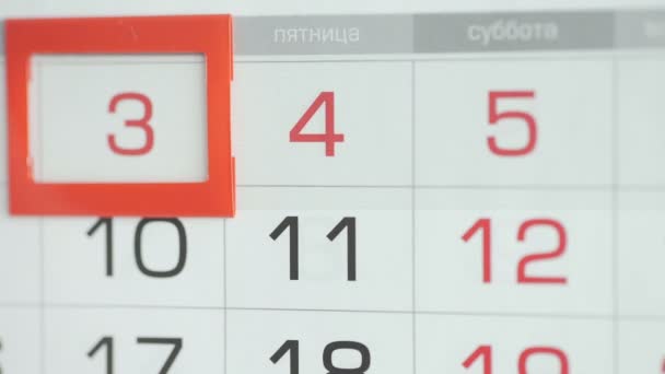La mano di donne in ufficio cambia la data a calendario di parete. Modifiche da 3 a 4 — Video Stock