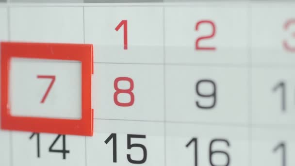 Vrouwen hand in hand veranderingen van kantoor datum op de muur kalender. Wijzigingen 6 t / m 7 — Stockvideo