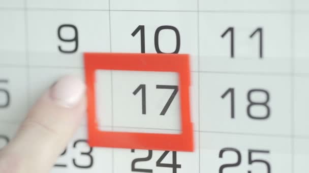 Las mujeres de la mano en la oficina cambia la fecha en el calendario de pared. Cambios 16 a 17 — Vídeos de Stock