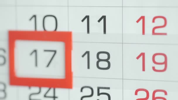 Kvinna hand i kontor ändrar datum på vägg kalender. Förändringar 107 till 18 — Stockvideo